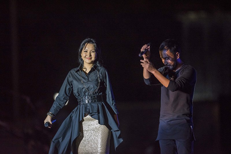 Певцы Урмат Усенов и Неля на площади Ала-Тоо в честь 25-летия независимости Кыргызстана