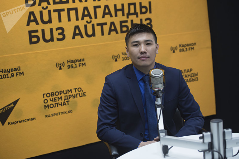 Кыргызский певец Омурбек Жанышов (Омар) во время интервью на радиостудии Sputnik Кыргызстан
