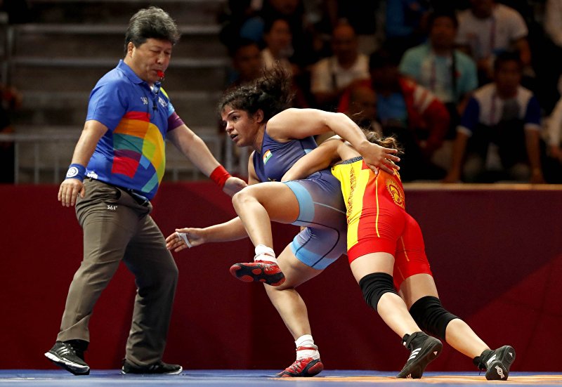 Кыргызстанская спортсменка Айсулуу Тыныбекова победила на полуфинальных соревнованиях по женской борьбе в рамках Азиатских игр Сакши Малик из Индии.