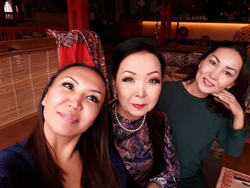 Народная артистка Кыргызстана Саламат Садыкова с дочерьми