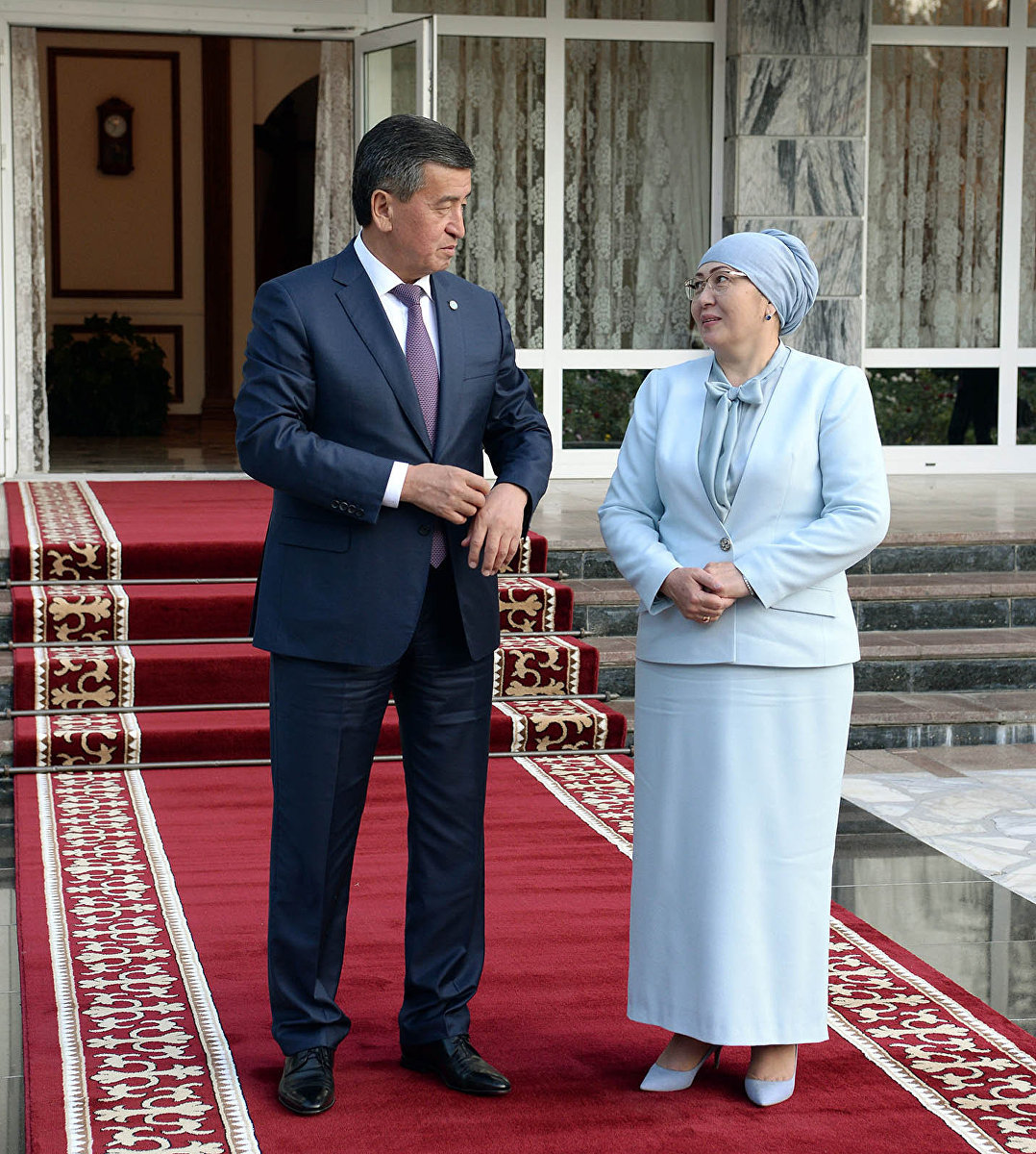 Президент Сооронбай Жээнбеков с супругой в ожидании зарубежных гостей