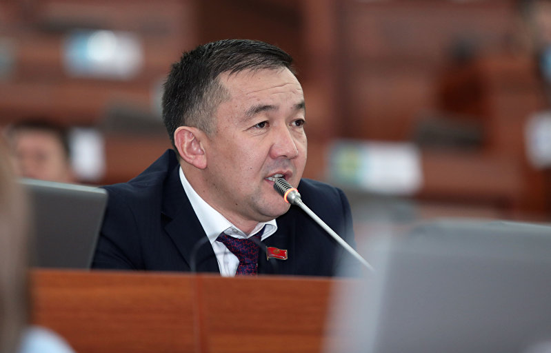 Депутат ЖК 6 созыва Жыргалбек Турускулов во время заседания