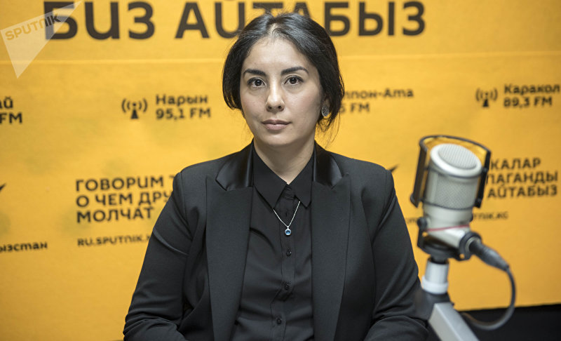 Вдова погибшего в ДТП Темира Джумакадырова Нора Суюналиева во время интервью на радиостудии Sputnik Кыргызстан