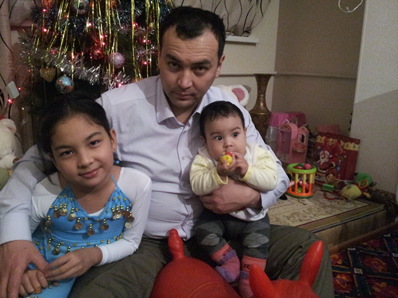 Погибший в ДТП Темир Джумакадыров с дочерьми