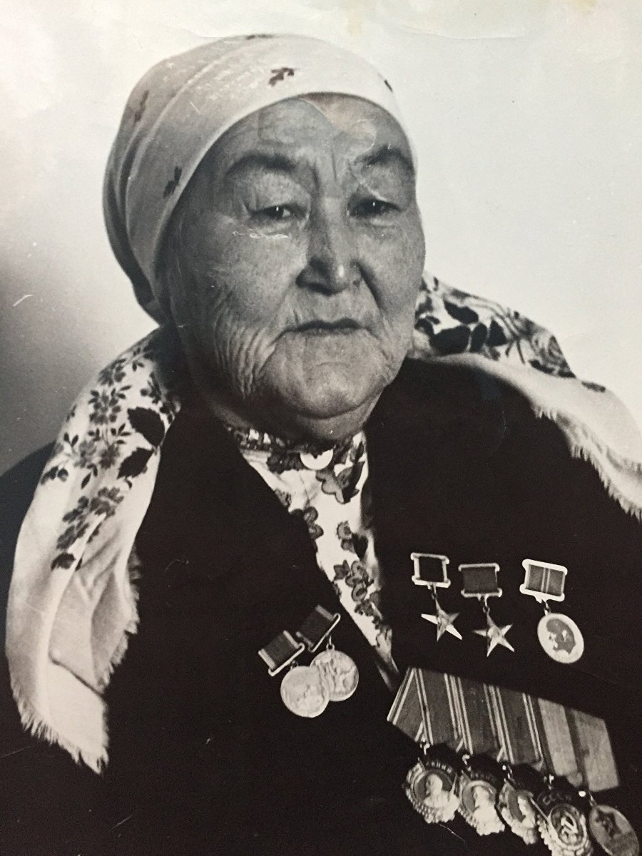 Архивные фотографии дважды героя социалистического труда Зууракан Кайназаровой