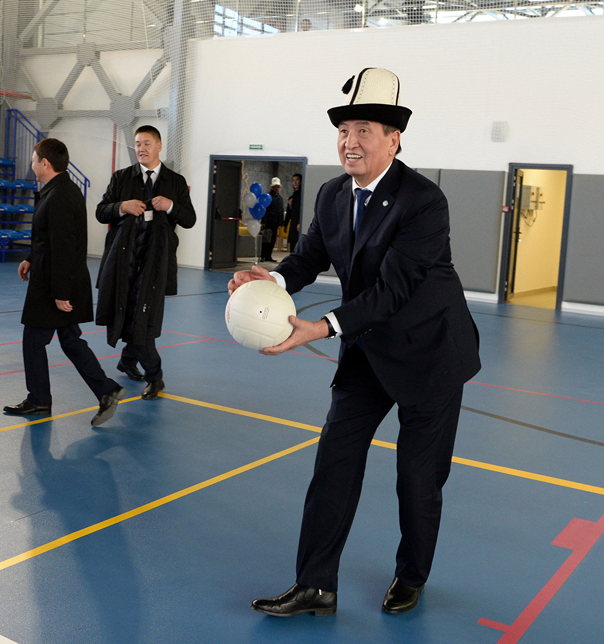 Президент Кыргызстана Сооронбай Жээнбеков в рамках рабочей поездки в Нарынскую область принял участие в открытии спортивного комплекса построенного компанией Газпром
