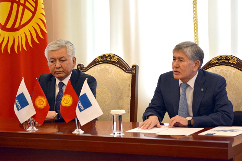 Экс-президент, председатель Социал-демократической партии Кыргызстана Алмазбек Атамбаев встретился с депутатами и обсудил ряд вопросов