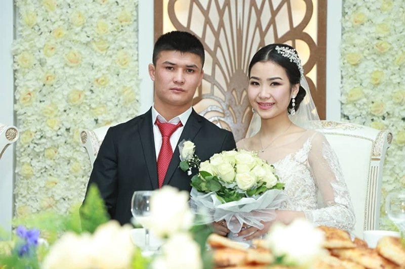 Боец смешанный единоборств из Кыргызстана Немат Абдрашитов на свадьбе с невестой