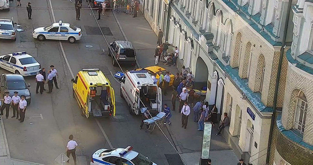 В центре Москвы водитель такси совершил наезд на восьмерых человек, которые шли по тротуару