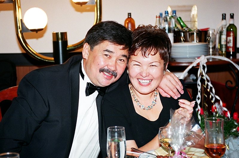 Экс-глава президентской администрации Медет Садыркулов с женой Айнагуль Токтогуловной