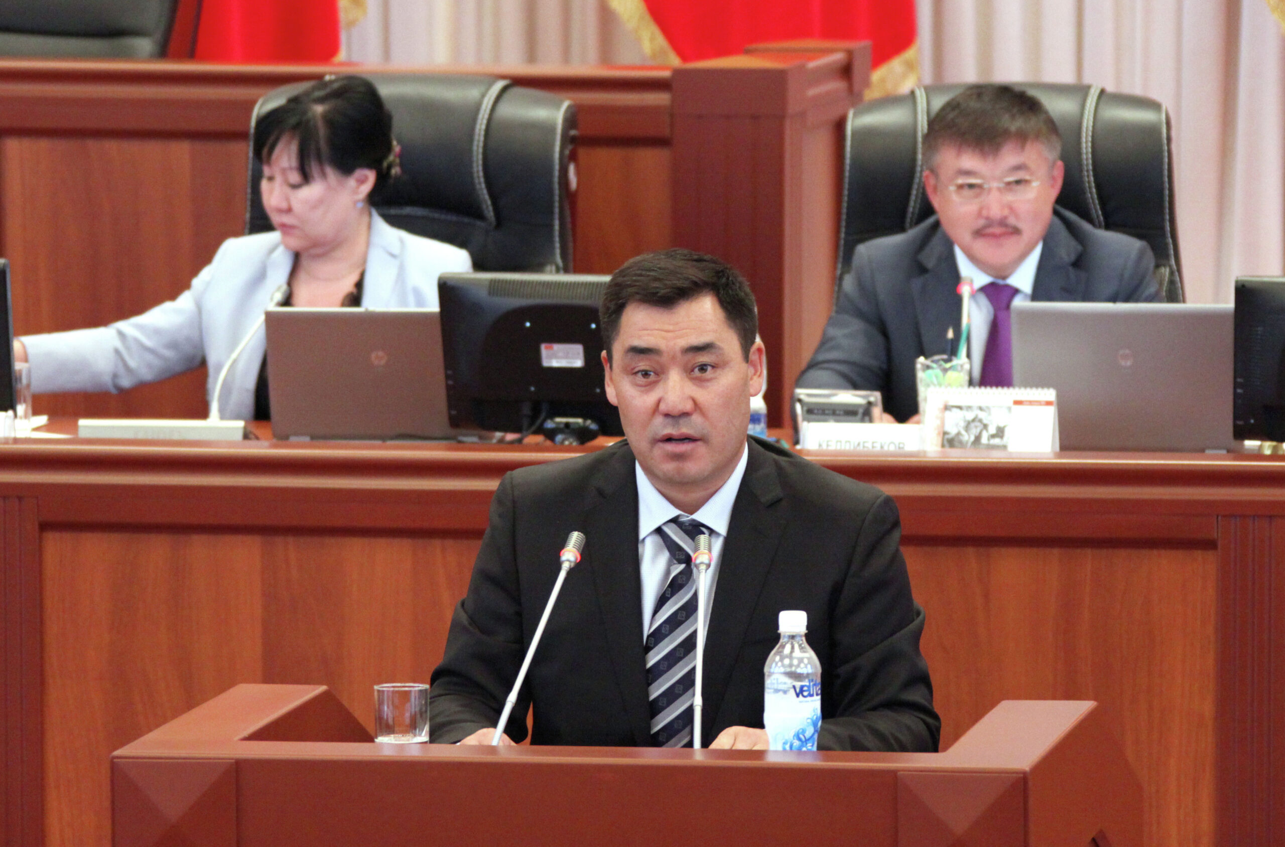 Депутат Садыр Жапаров ответил на вопросы депутатов